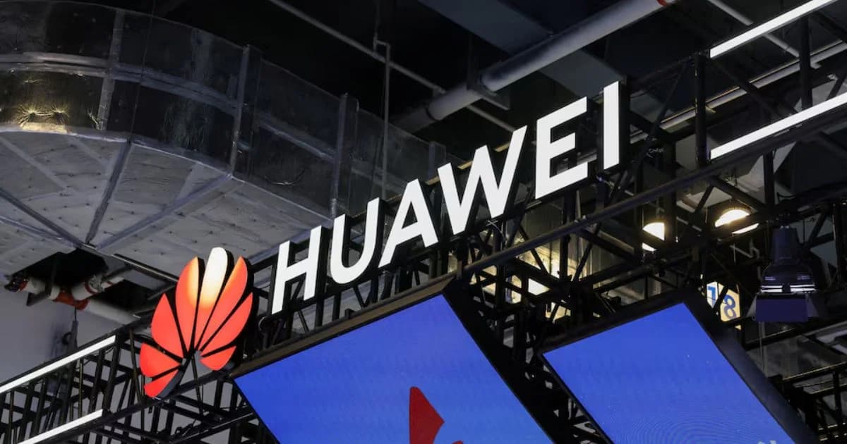 Logotipo de Huawei durante un evento sobre chips de IA y tecnología