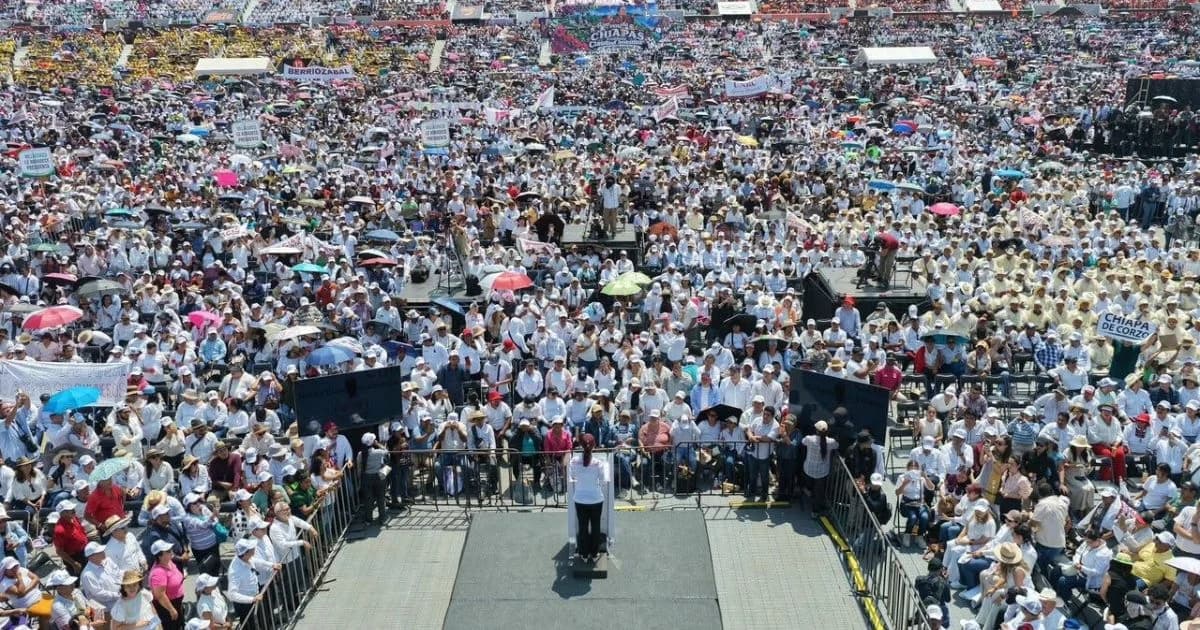Multitud reunida en un estadio durante un acto público sobre Bienestar en Chiapas