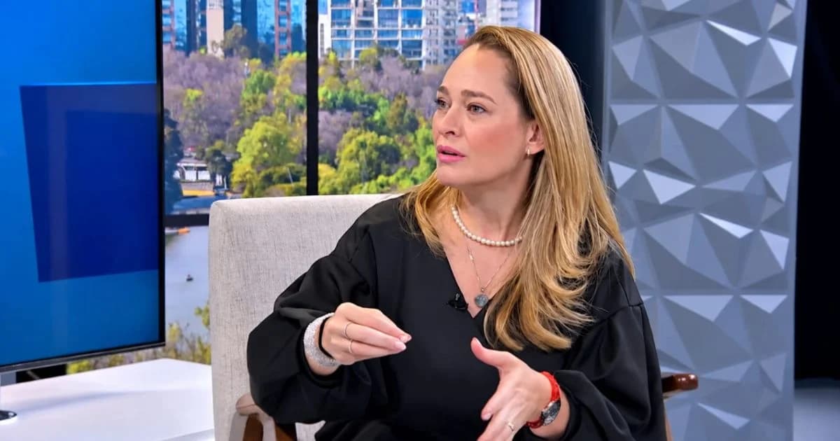 Hannah de Lamadrid durante una entrevista en un estudio de televisión sobre turismo en México