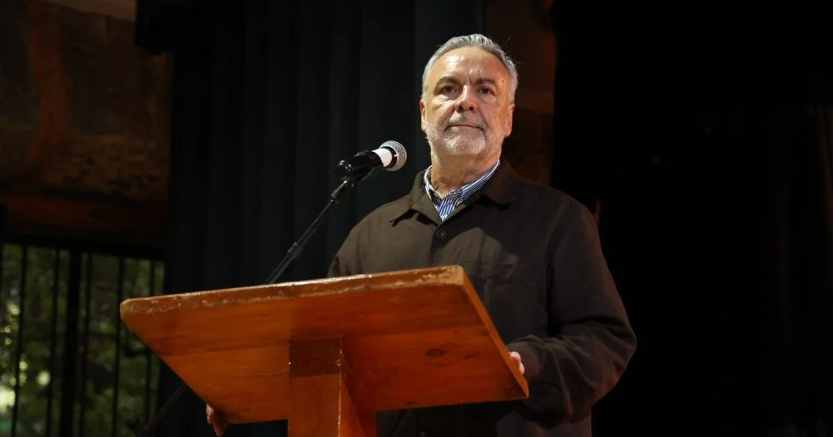 Alfonso Ramírez Cuellar frente a un atril y un micrófono durante un acto público