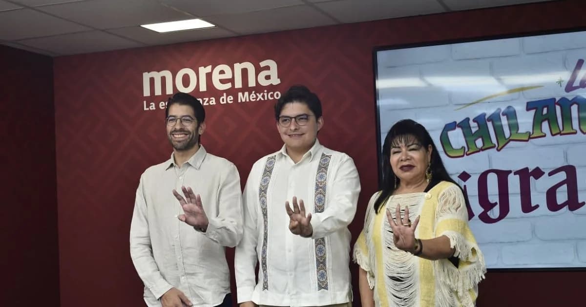 Tres personas posan frente a un muro con el logotipo de Morena CDMX