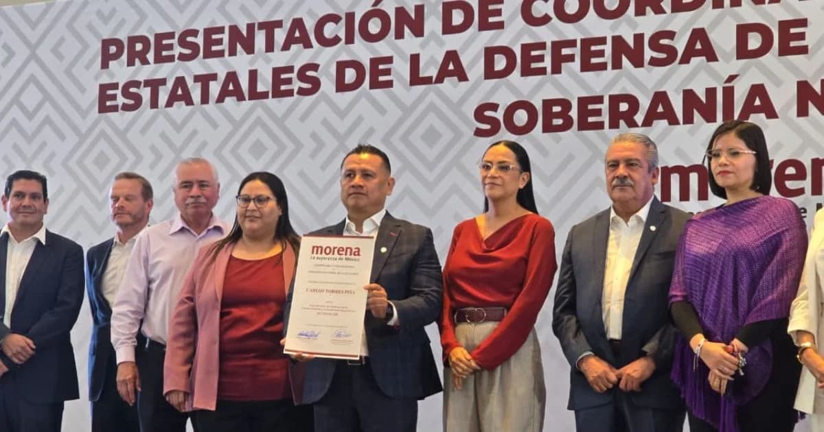Carlos Torres Piña muestra su constancia como coordinador de Morena en Michoacán durante la presentación nacional