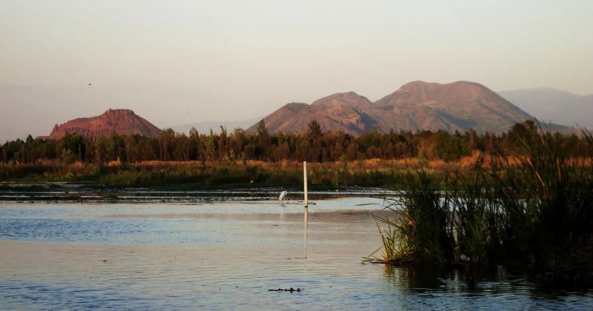Vista de la Sierra de Santa Catarina desde el lago Huetzallin en Xochimilco
