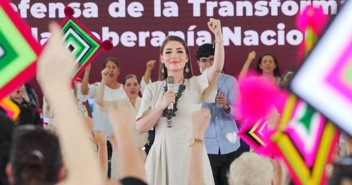 Jasmine Bugarín sostiene un micrófono y levanta el puño frente a simpatizantes