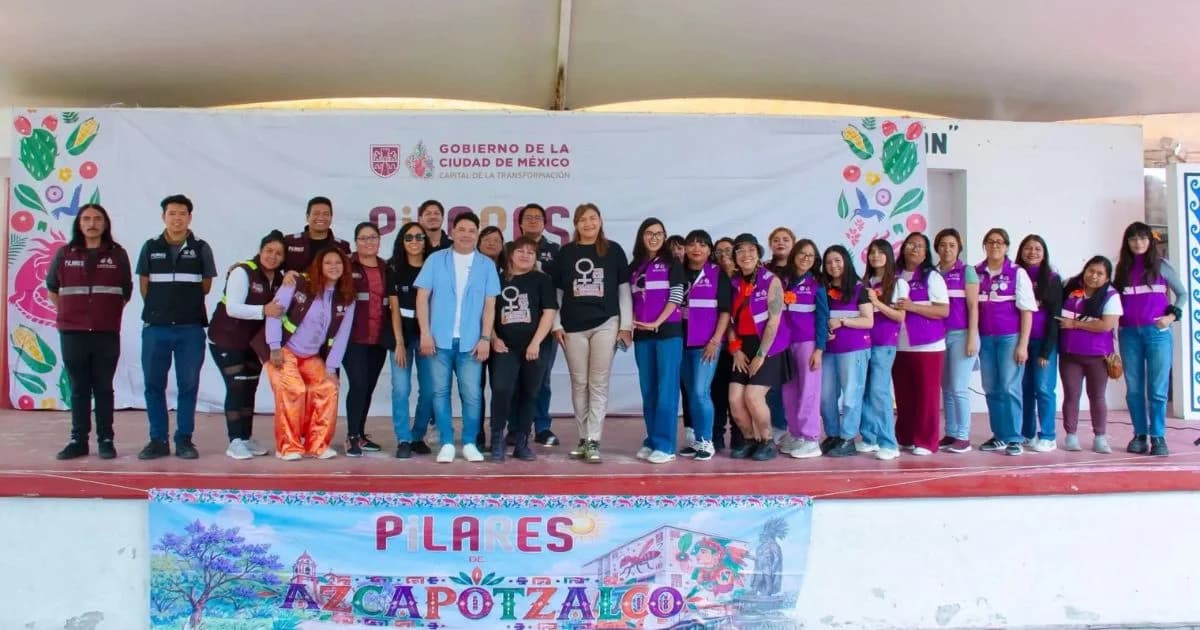 Grupo de personas posa frente a un escenario de PILARES de Azcapotzalco.