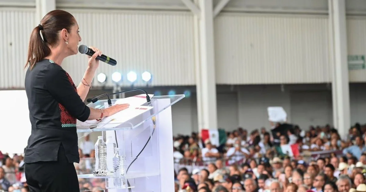 Sheinbaum habla con un micrófono sobre Hospitales Guanajuato desde un podio ante asistentes a un evento público
