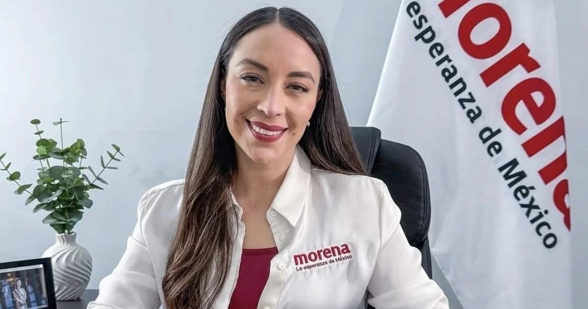 Julieta Ramírez en un escritorio con camisa de Morena