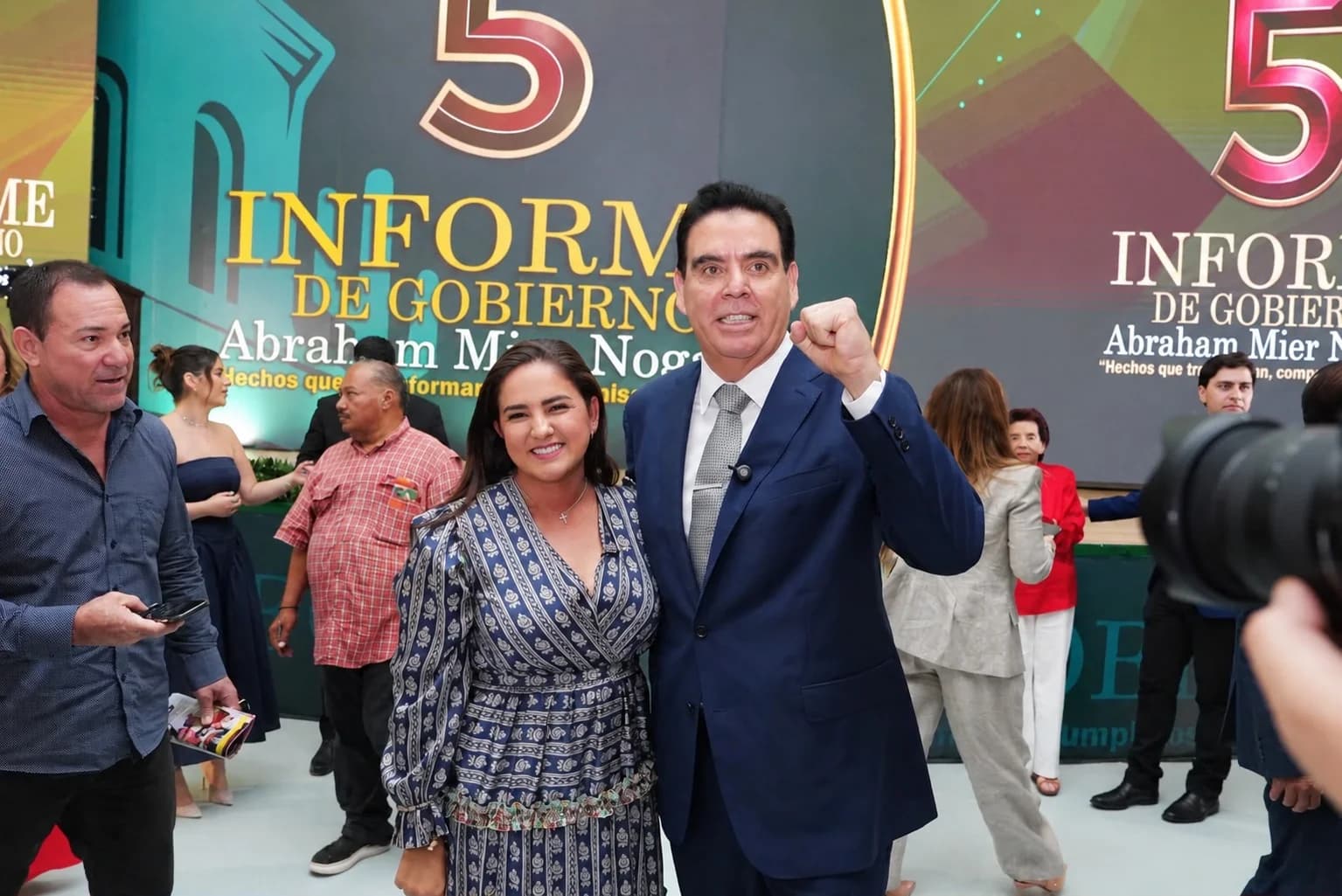 Celida López junto a Abraham Mier durante su Informe de Gobierno en Caborca