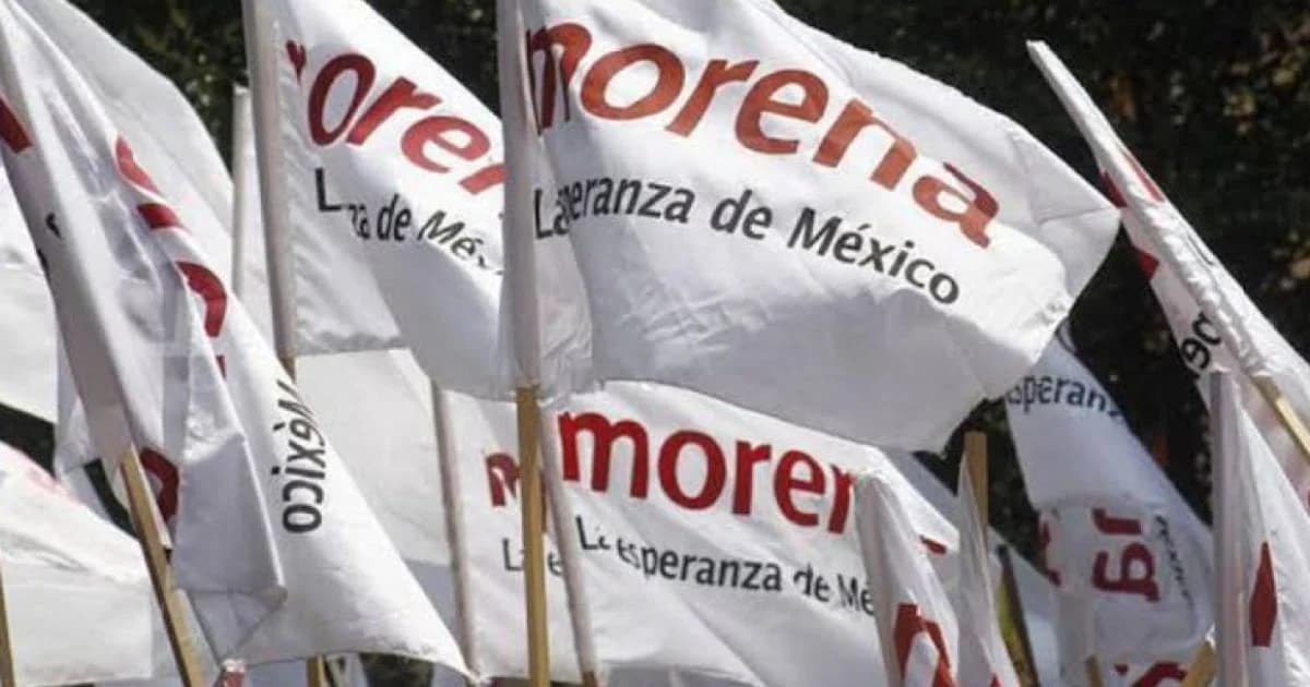 Banderas blancas con el logotipo de Morena