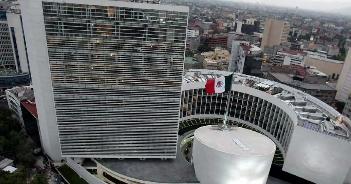 Vista aérea del Senado de la República en Ciudad de México, con la bandera nacional al centro
