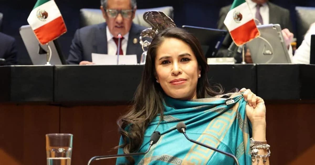 Simey Olvera en la tribuna del Senado de la República