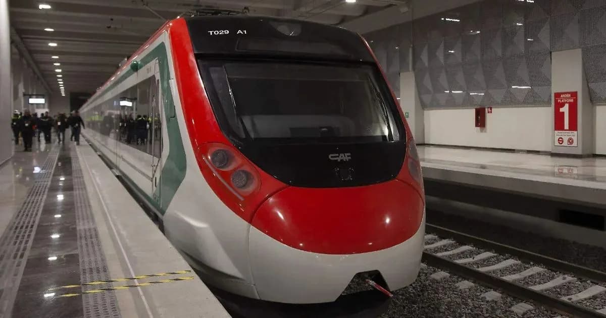 Tren del servicio ferroviario Buenavista-AIFA detenido en un andén que se usará en el trayecto del Tren México-Pachuca