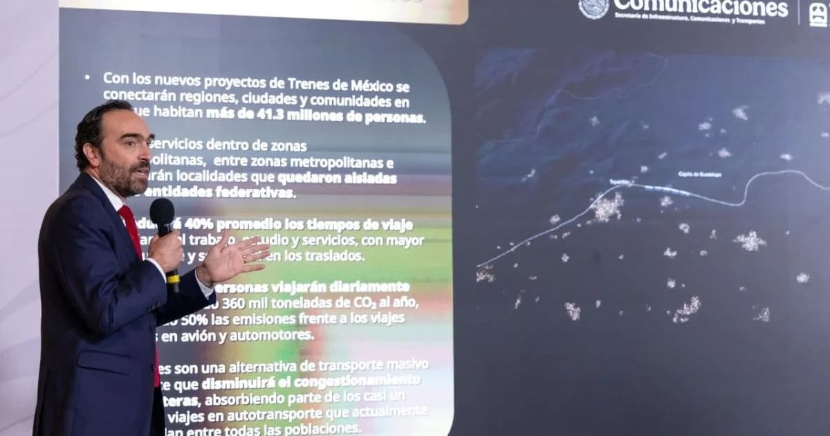 Un funcionario presenta el plan de trenes de pasajeros frente a una pantalla con un mapa ferroviario.