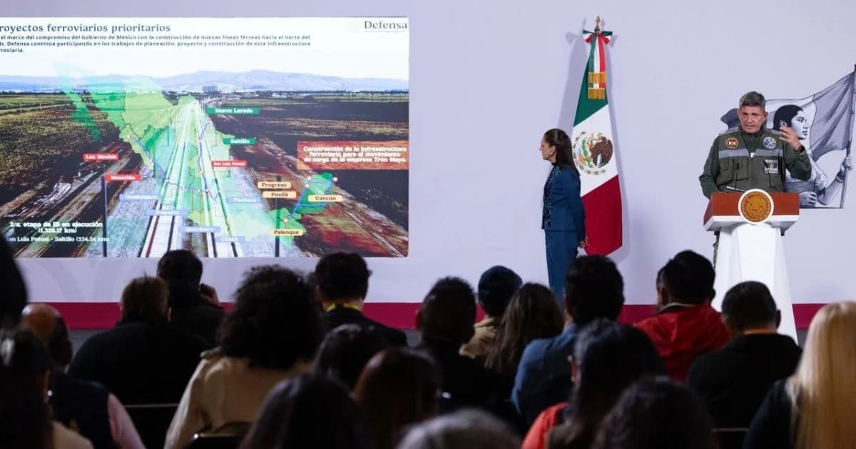 Presentación de proyectos de trenes de pasajeros durante la Conferencia del Pueblo en Palacio Nacional.