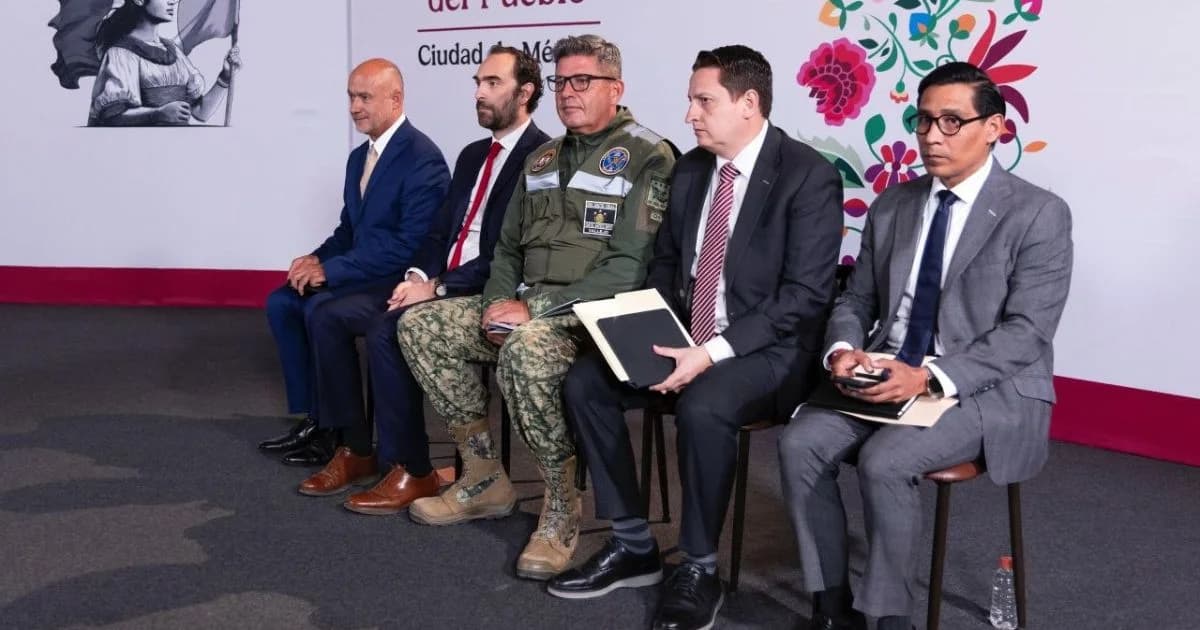 Cinco funcionarios sentados durante una conferencia oficial en Ciudad de México.