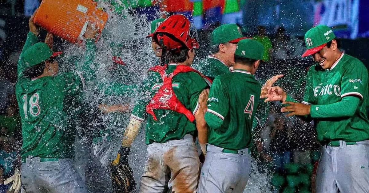 Jugadores de México celebran en el terreno de juego durante el Mundial Sub-15 de beisbol
