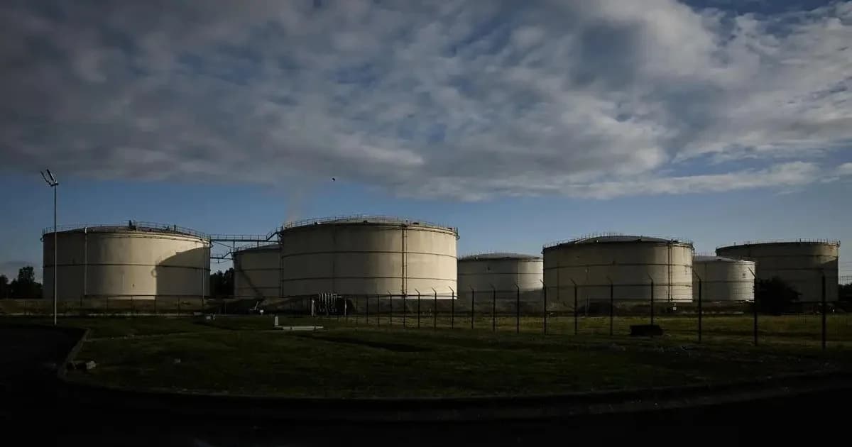 Tanques de almacenamiento de reservas de petróleo bajo un cielo parcialmente nublado