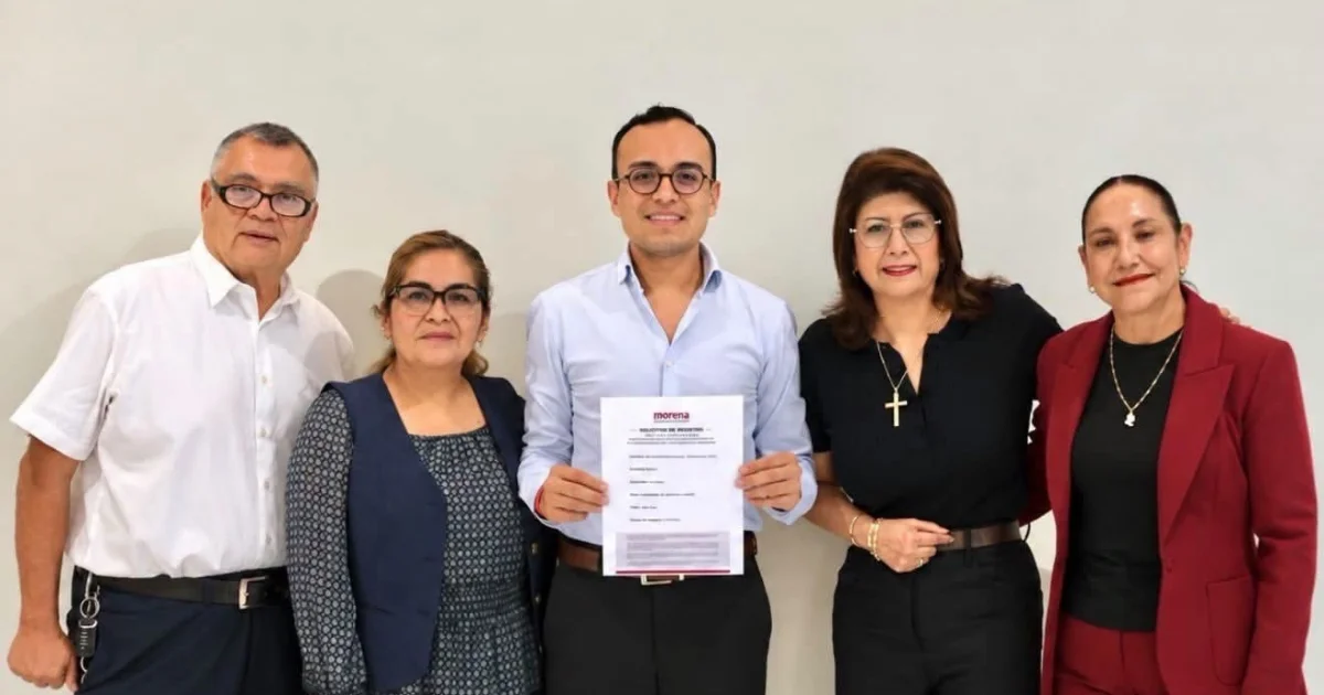 Cinco personas posan; una sostiene una solicitud de Morena