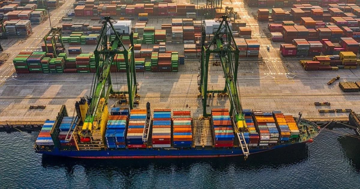 Buque portacontenedores atracado junto a grúas en una terminal marítima