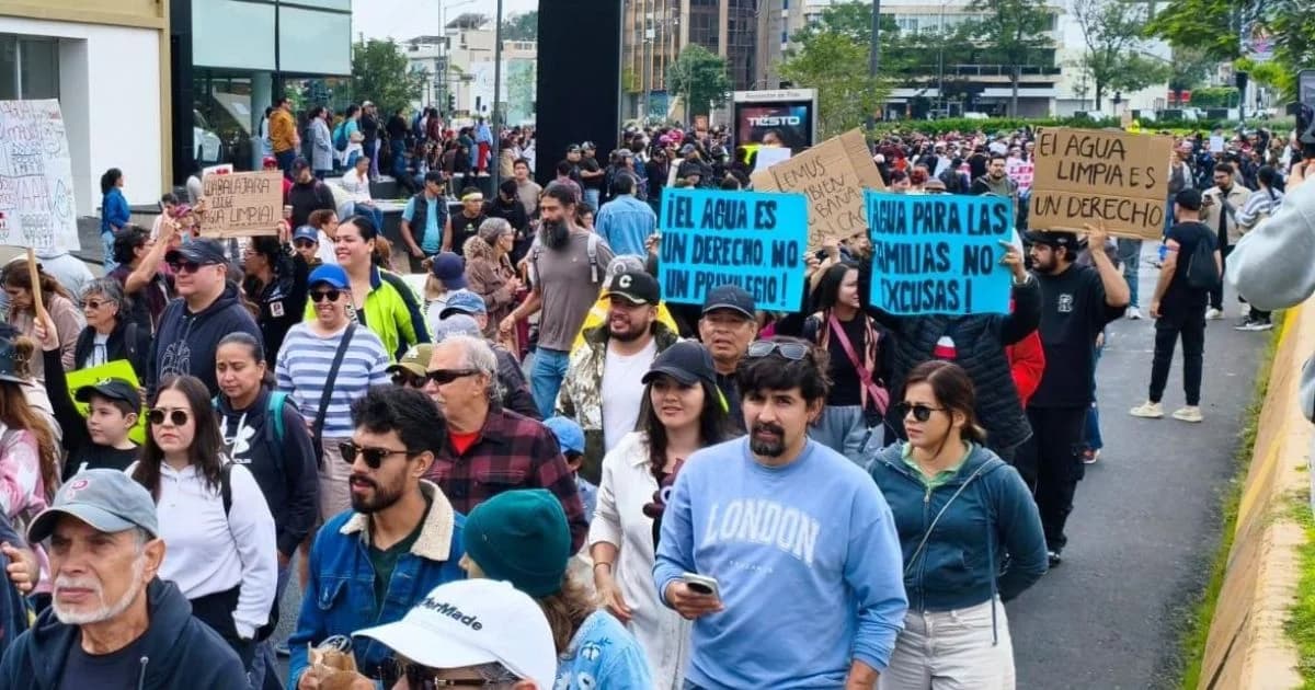 Manifestantes marchan con carteles que exigen agua limpia en Guadalajara, Jalisco