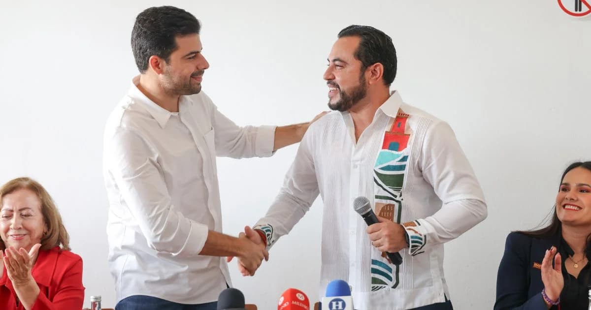 Manuel Cota y Christian Agúndez se saludan durante un encuentro político en Baja California Sur