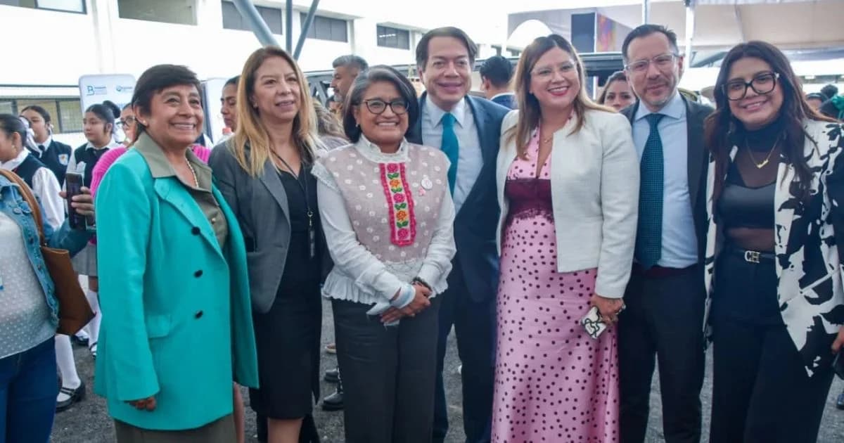 Autoridades durante un recorrido por el complejo educativo reconstruido de Santa María Aztahuacan.