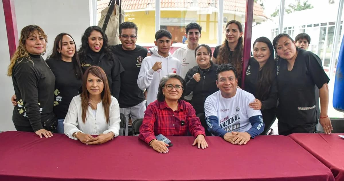 Participantes y personal deportivo durante un torneo de boxeo en Iztapalapa