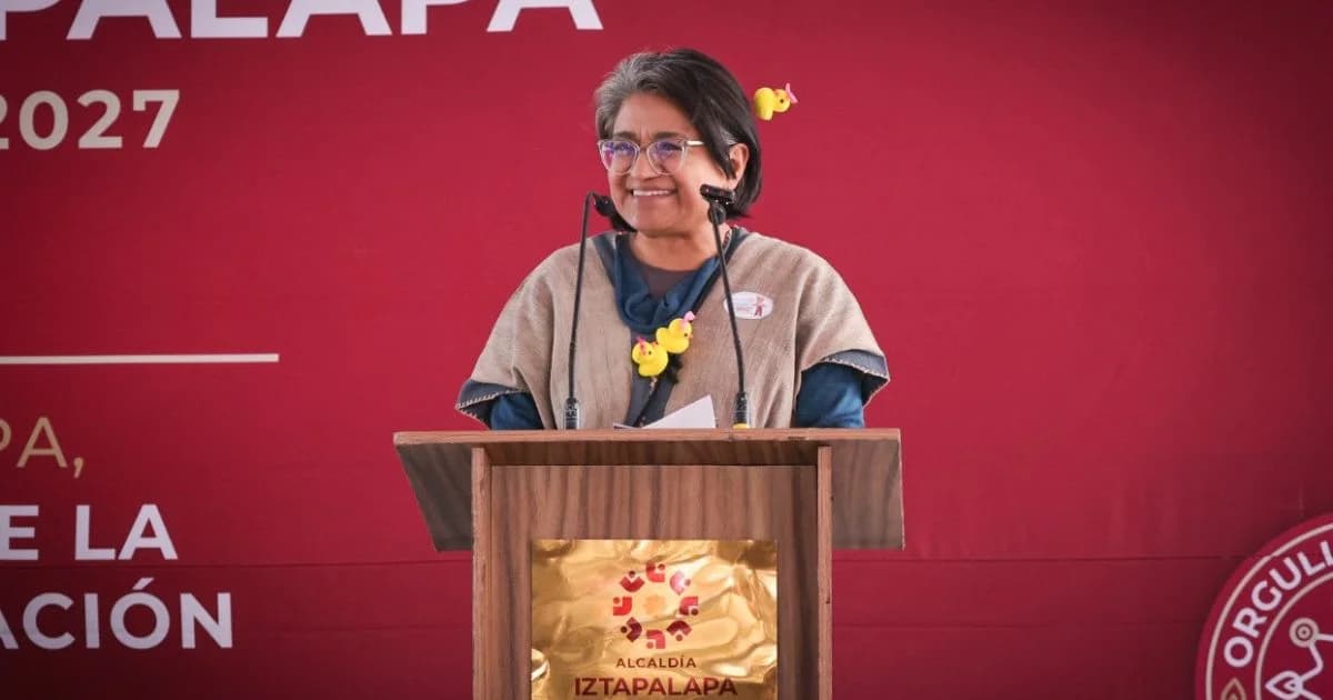 Aleida Alavez habla desde un atril durante un evento de la Alcaldía Iztapalapa.