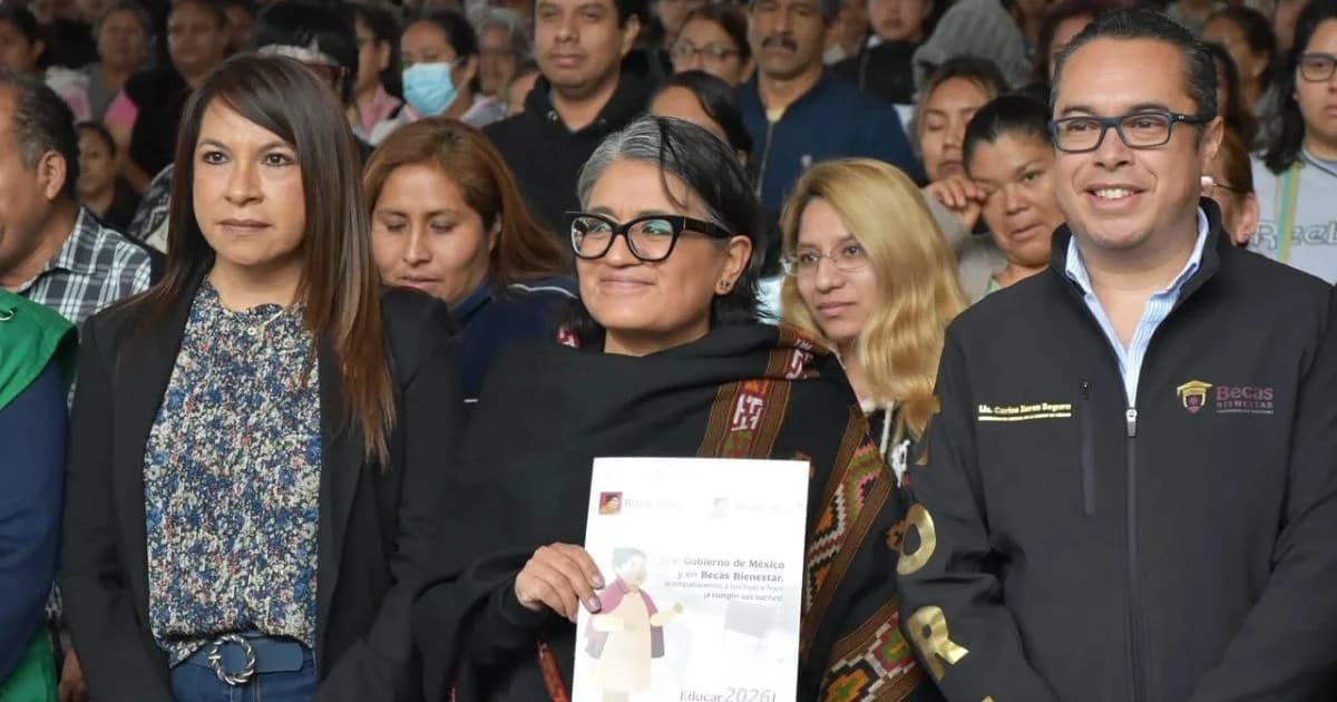 Aleida Alavez participa en una asamblea informativa sobre la Beca Rita Cetina.
