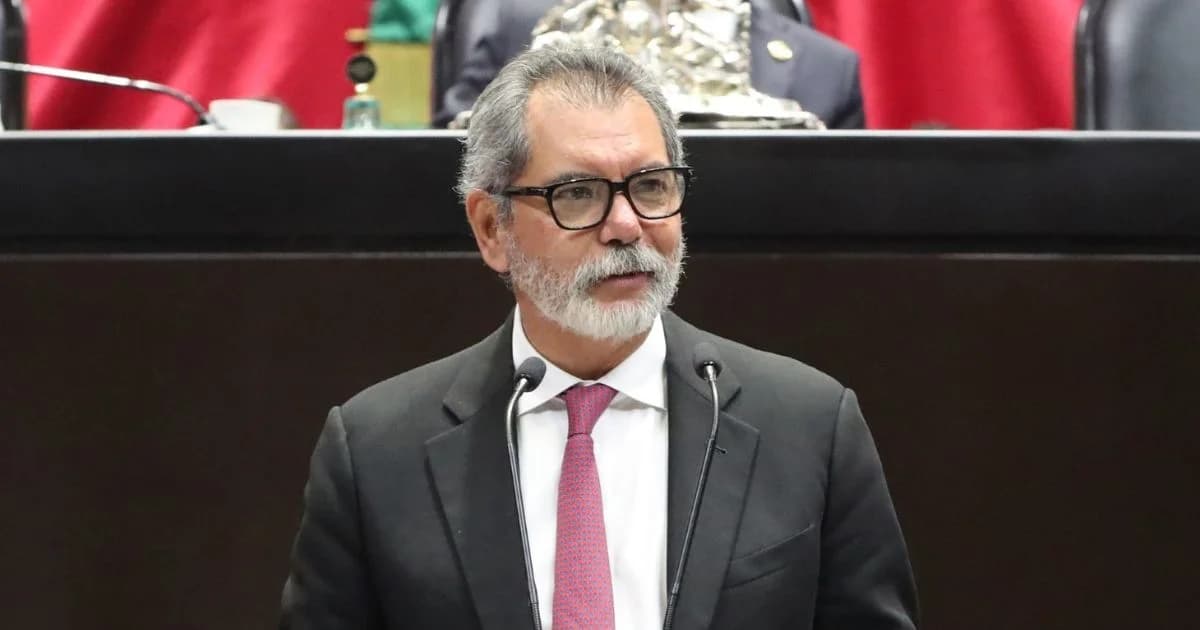 Funcionario en tribuna de la Cámara de Diputados durante una comparecencia