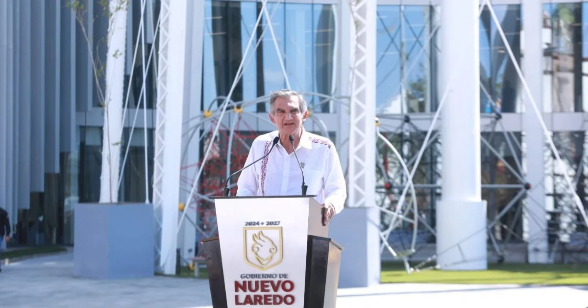 Américo Villarreal habla ante un podio del Gobierno de Nuevo Laredo
