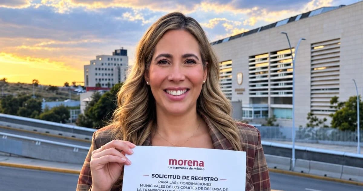 Andrea Tovar sostiene un documento con el logotipo de Morena y el encabezado Solicitud de registro.