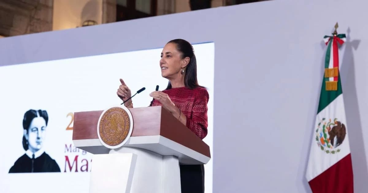 Claudia Sheinbaum habla desde el podio presidencial durante una conferencia.
