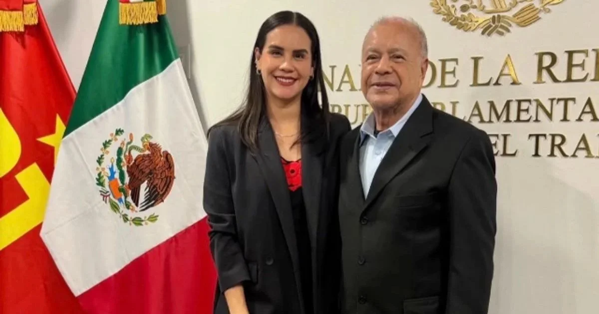 Rosi Bayardo y Alberto Anaya posan juntos frente a las banderas de México y del Partido del Trabajo en el Senado.