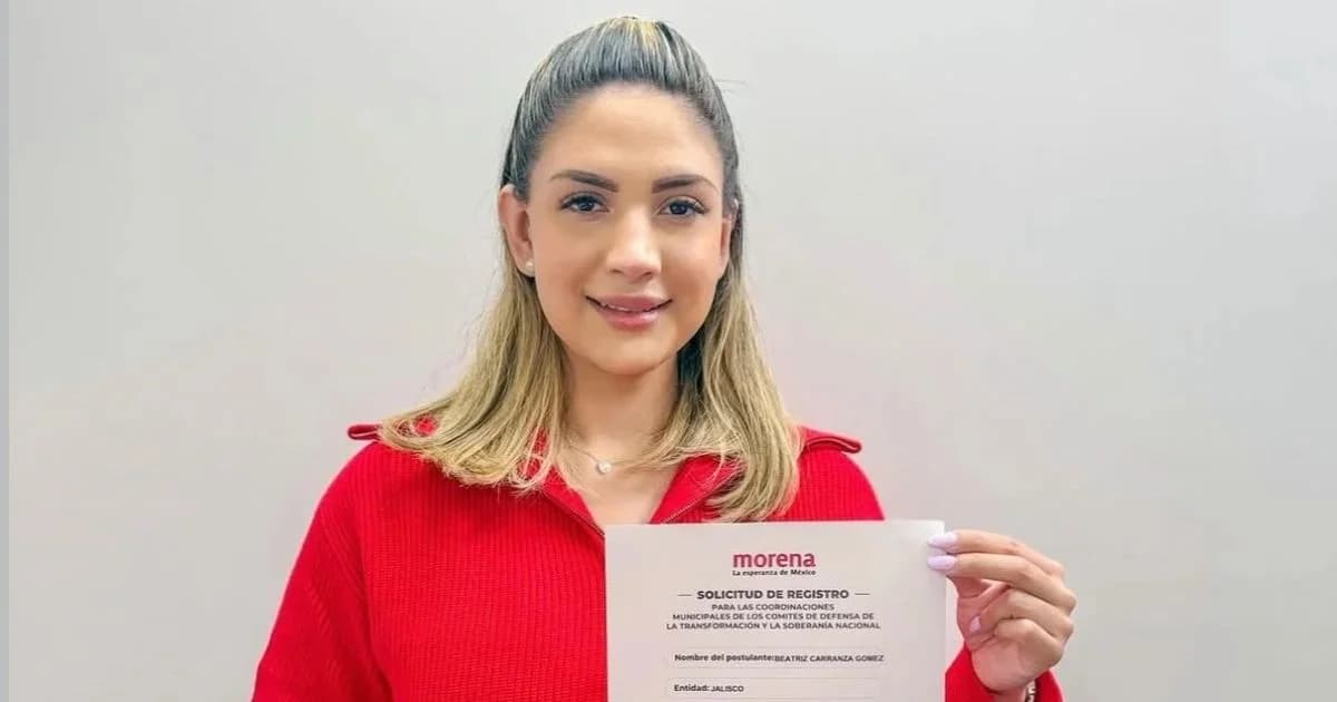 Beatriz Carranza sostiene su solicitud de registro para la coordinación municipal de Morena en Zapopan.
