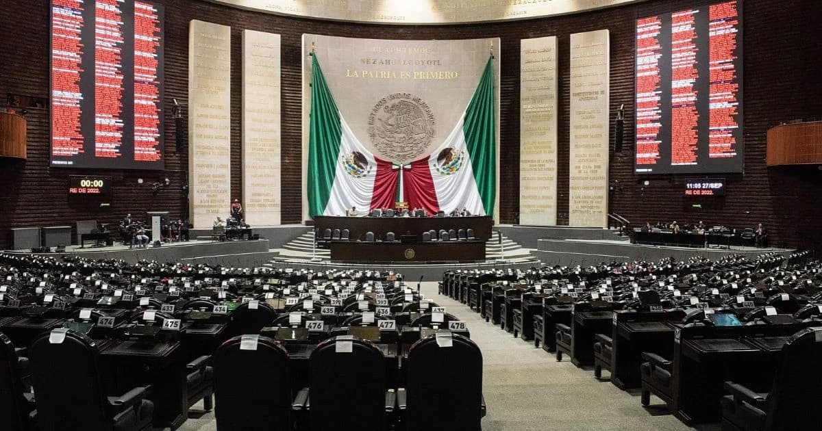 Salón de sesiones de la Cámara de Diputados visto desde las curules.