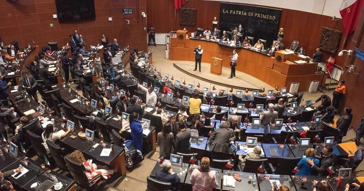 Vista panorámica del pleno del Senado mexicano durante una sesión de septiembre de 2022, con legisladores presentes