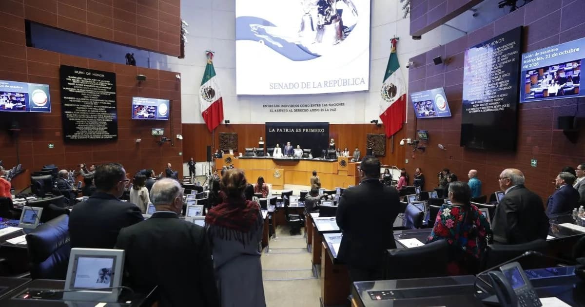 Vista general del salón de sesiones del Senado de la República durante un minuto de silencio en memoria de trabajadores fallecidos en la mina de Loreto