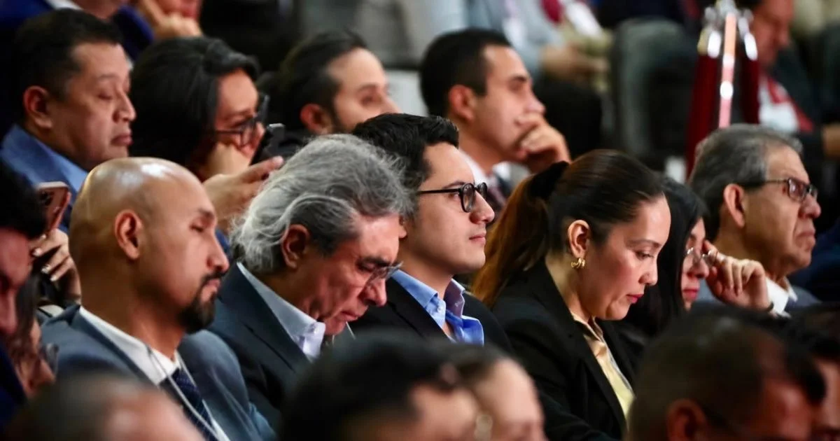 Asistentes sentados en un auditorio durante un acto público en el Estado de México