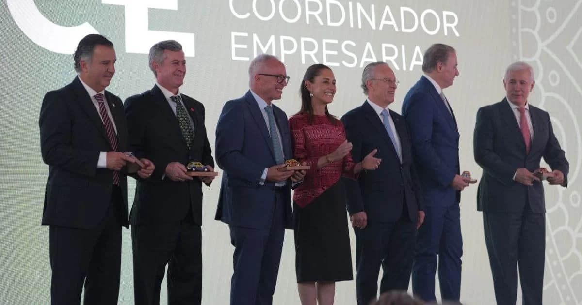Participantes en el acto del 50 aniversario del Consejo Coordinador Empresarial, con Claudia Sheinbaum en el centro.