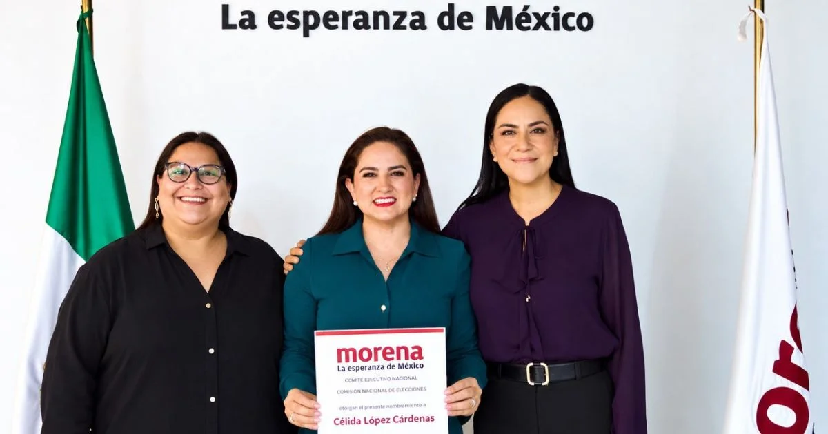 Tres mujeres posan ante el lema «La esperanza de México»; una sostiene un documento con el nombre de Célida López Cárdenas.