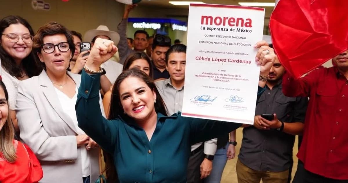 Mujer sostiene un nombramiento de Morena ante un grupo de simpatizantes