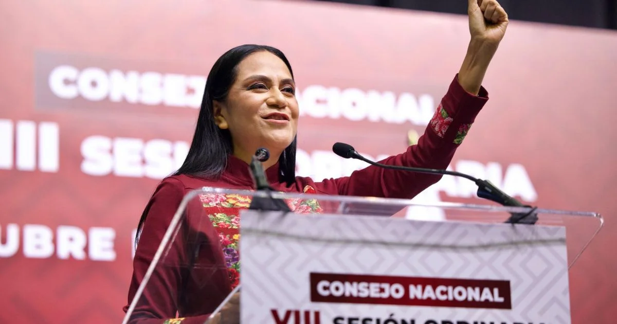 Dirigente política habla en el atril durante la VIII Sesión Ordinaria del Consejo Nacional de Morena