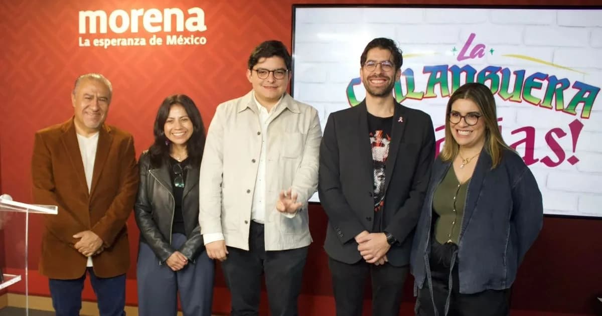 Cinco participantes posan frente a un fondo con los emblemas de Morena y La Chilanguera
