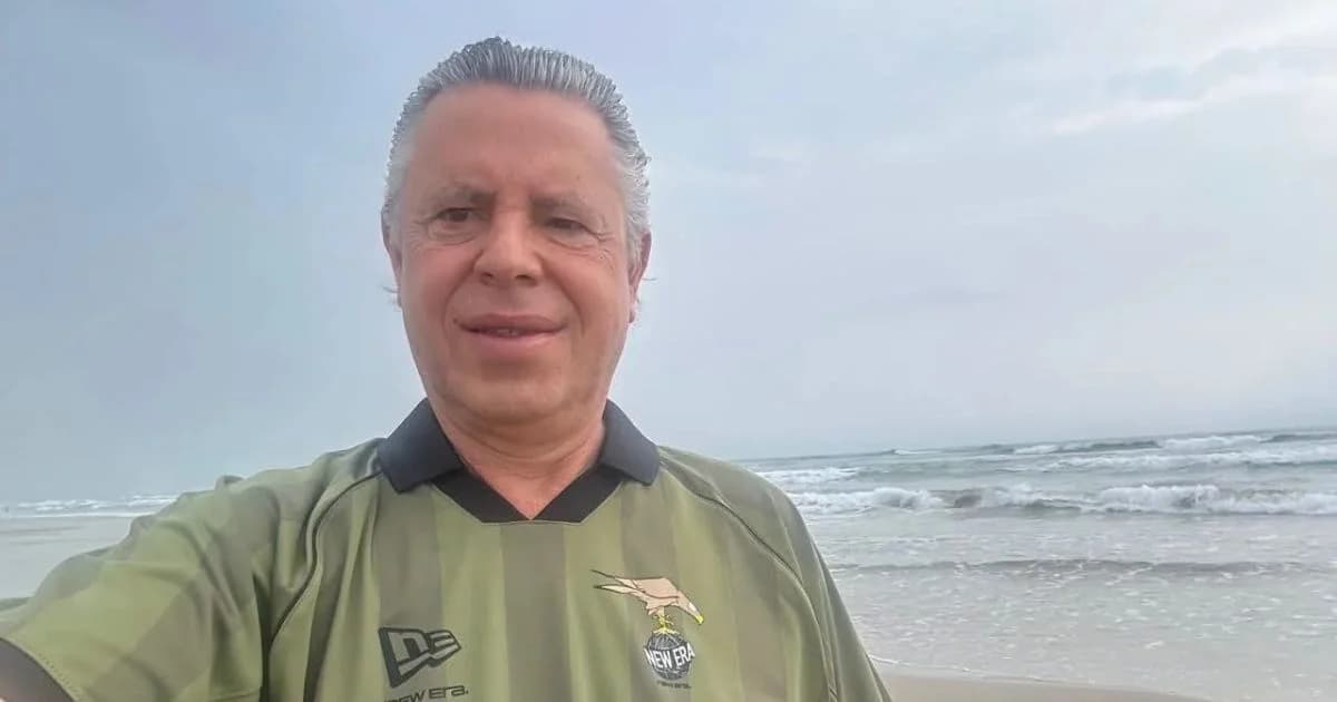 Jesús Antonio Nader aparece en una fotografía tomada frente al mar, con camiseta deportiva verde.