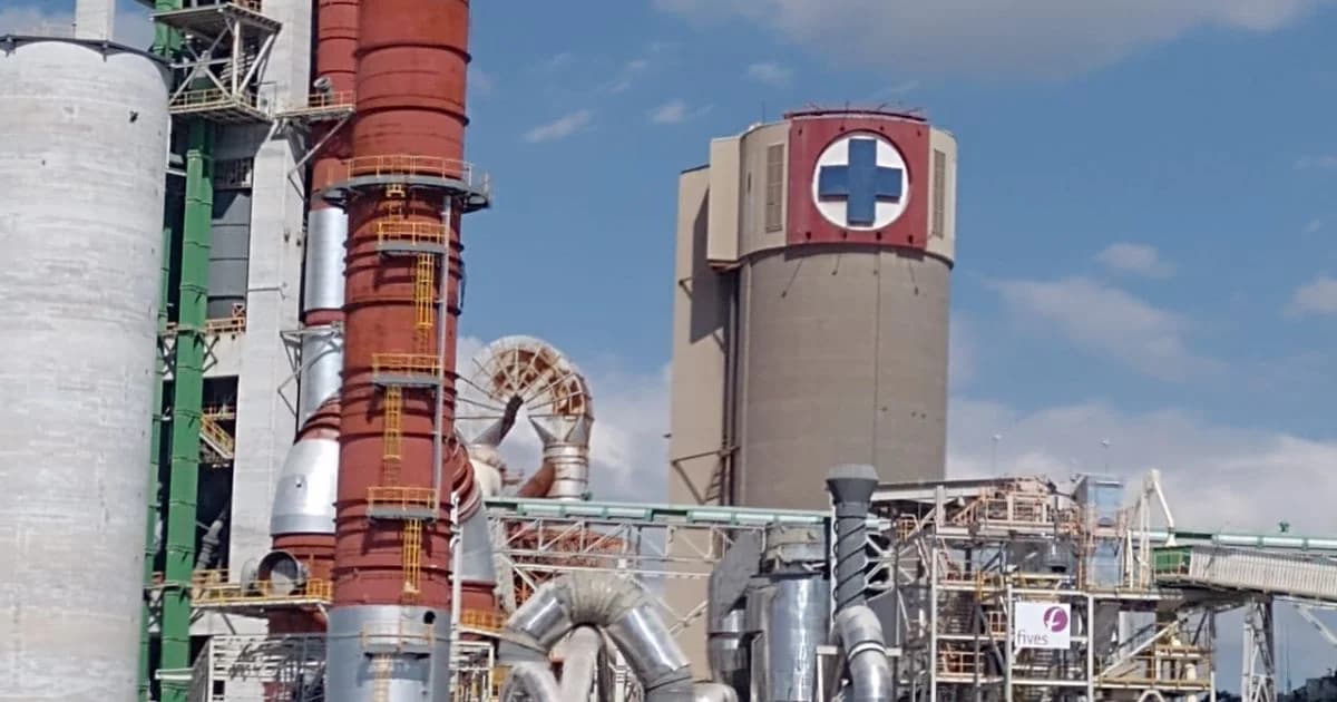 Instalaciones industriales de una planta cementera bajo cielo azul