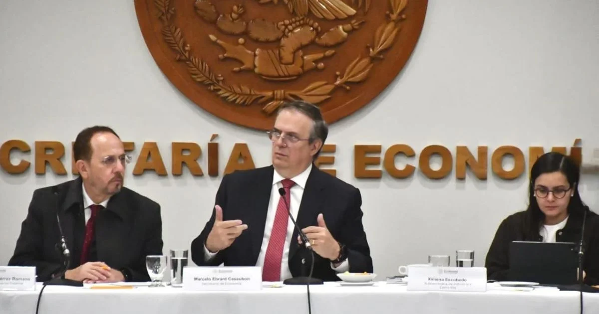Marcelo Ebrard interviene durante una reunión de trabajo en la Secretaría de Economía, acompañado por funcionarios.