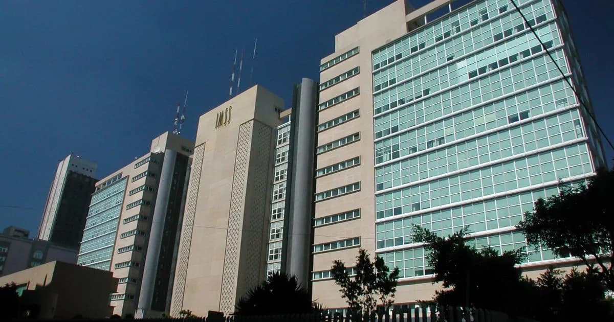 Fachada de un edificio del IMSS con grandes ventanales y el nombre de la institución visible