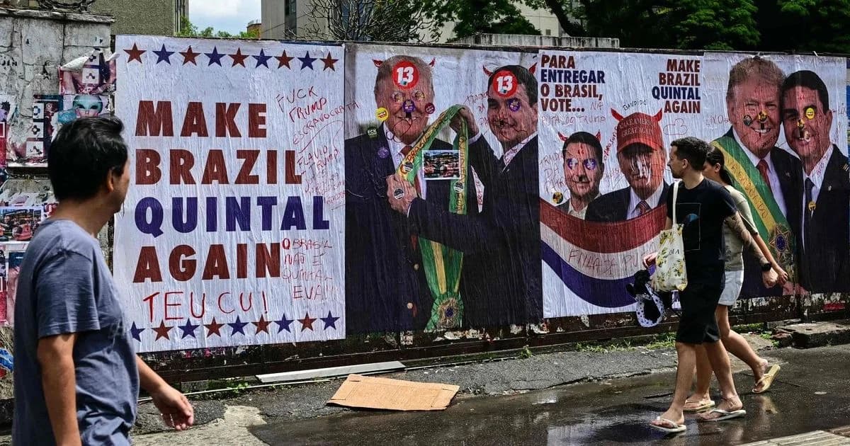 Personas caminan frente a carteles políticos intervenidos con grafiti en una calle de Brasil