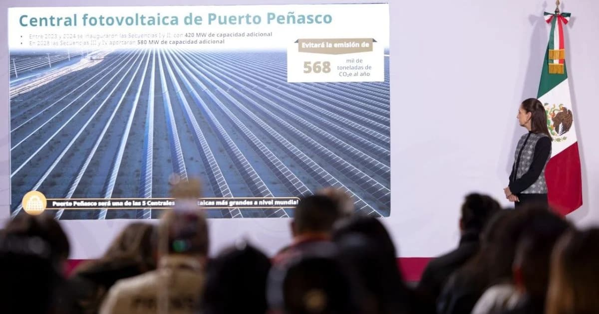 Claudia Sheinbaum observa una presentación sobre la central fotovoltaica de Puerto Peñasco.